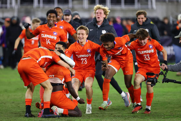 也折射出他 也折射出他